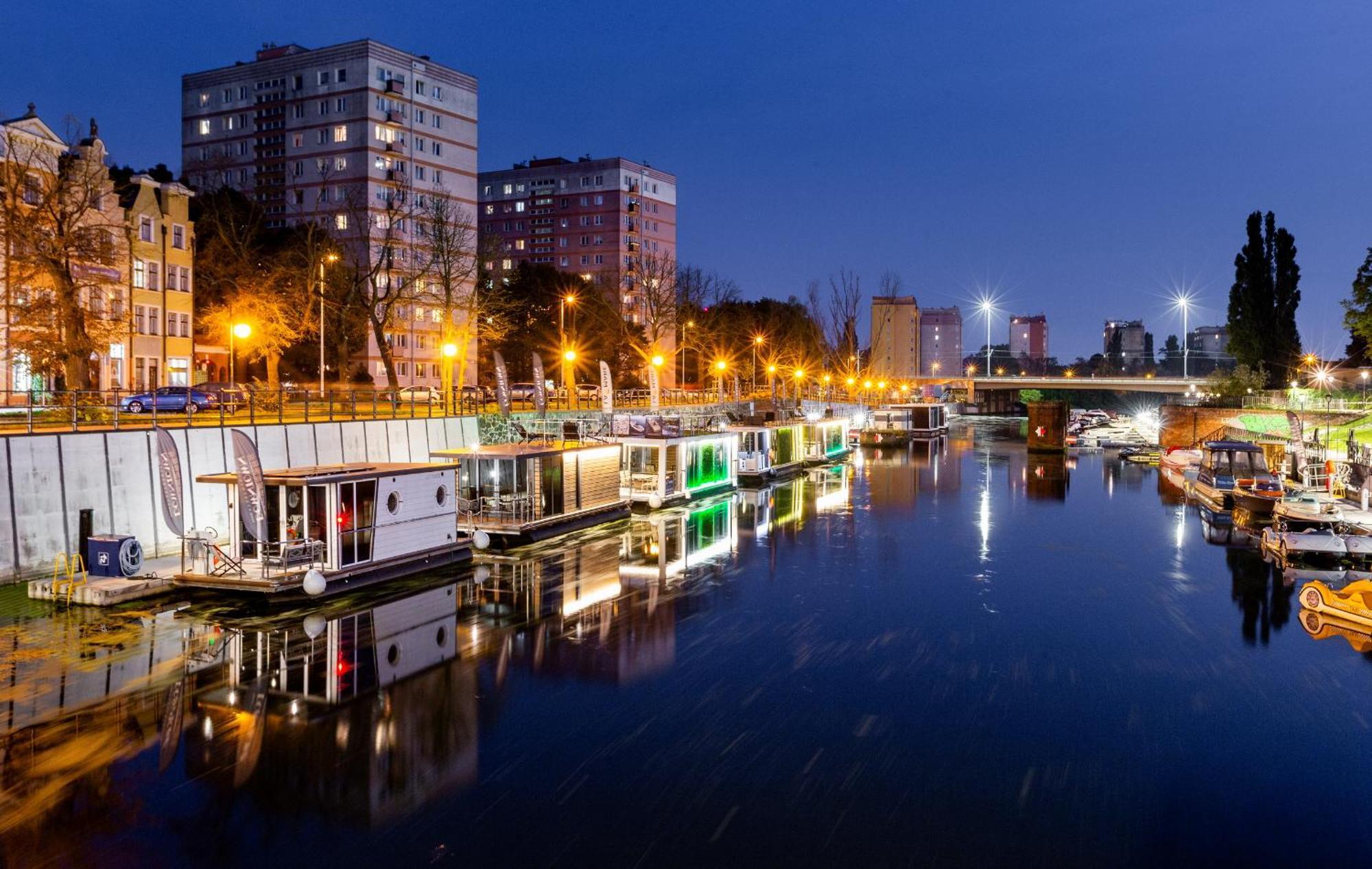 Domy Na Wodzie - La Mare Motlava Houseboats With Sauna By Downtown Apartments Гданск Екстериор снимка