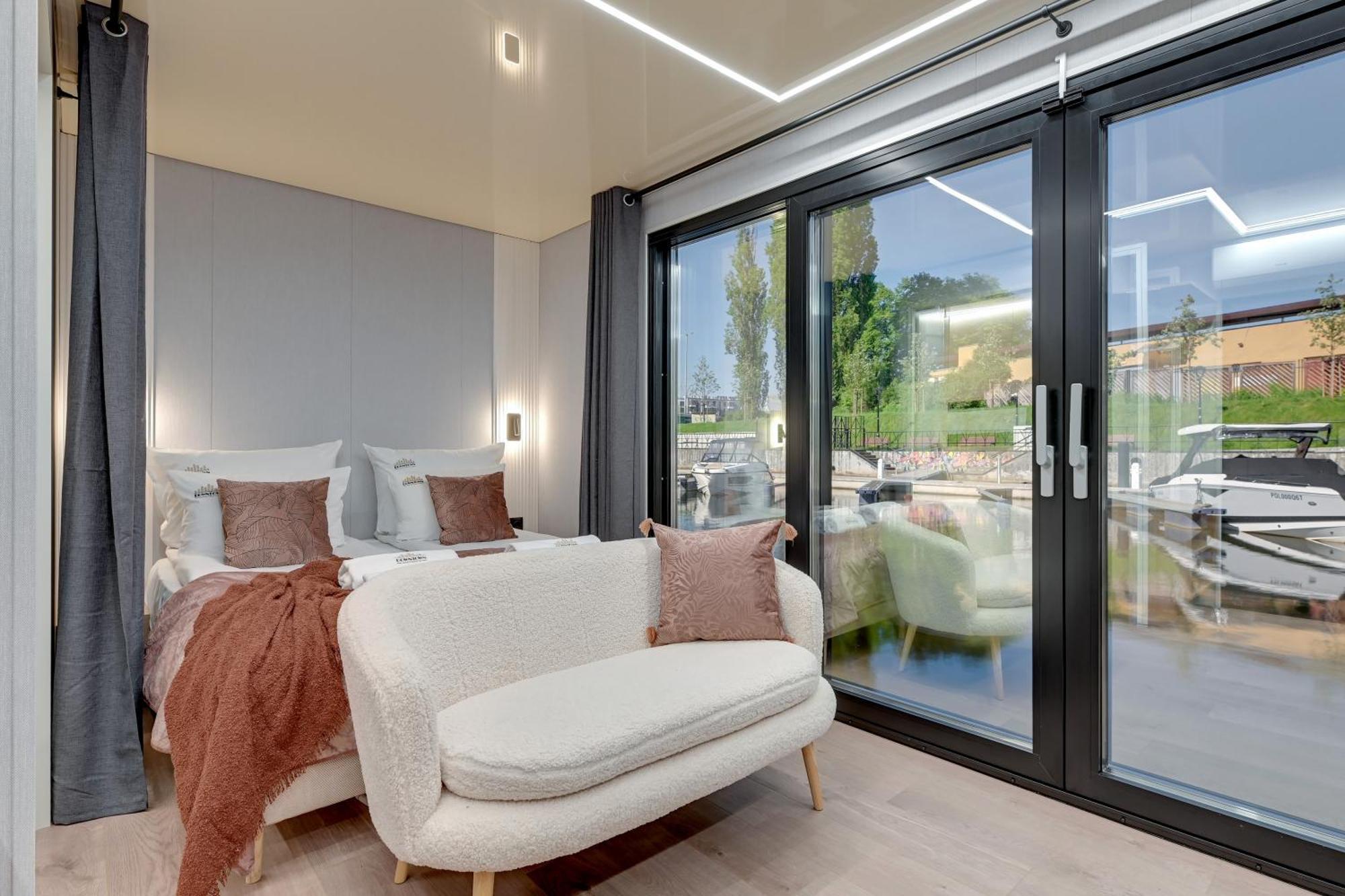 Domy Na Wodzie - La Mare Motlava Houseboats With Sauna By Downtown Apartments Гданск Стая снимка