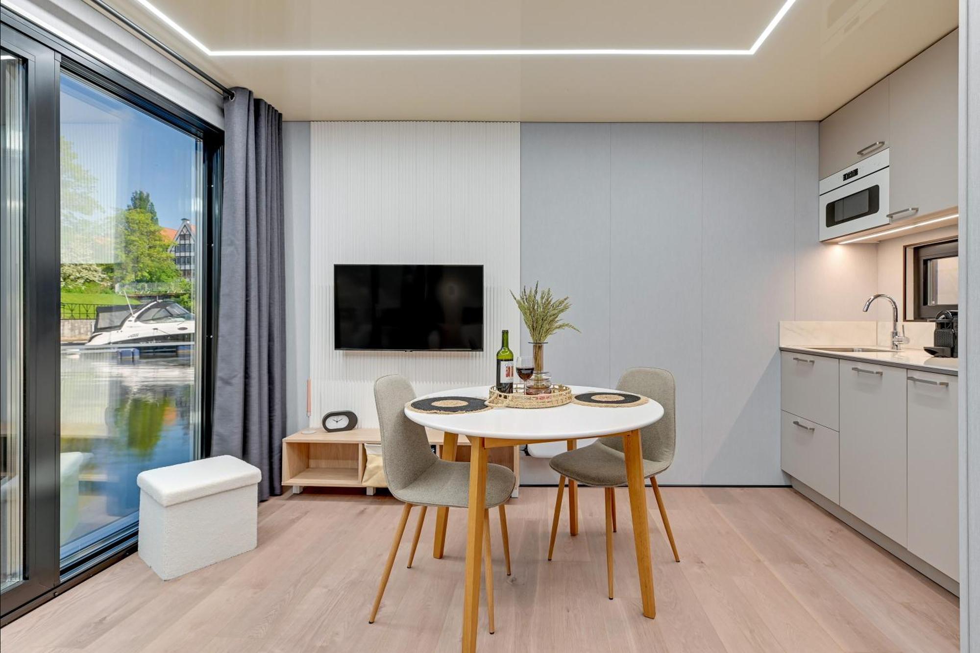 Domy Na Wodzie - La Mare Motlava Houseboats With Sauna By Downtown Apartments Гданск Стая снимка